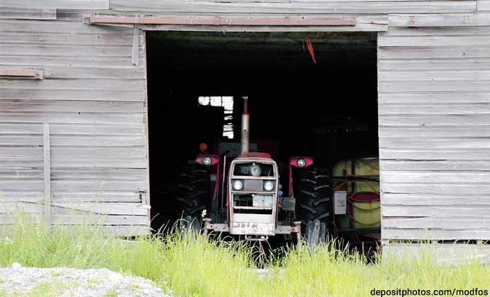 Traktor in Holzscheune